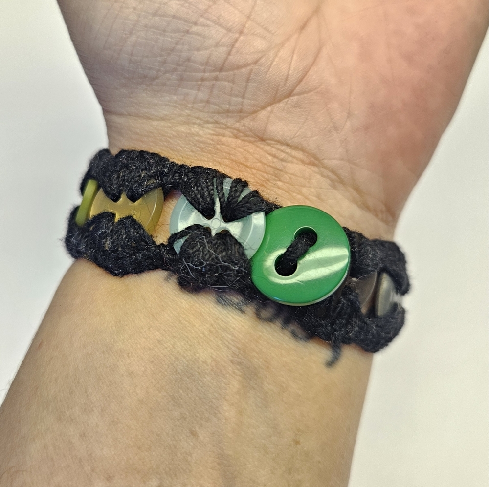 Crocheted Button Bracelet - Picture 6 of 6